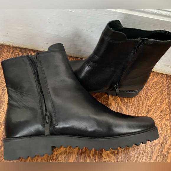 Size 9 brand new Franco Sarto Chelsea boots - Picture 1 of 3
